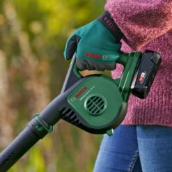 Bosch Tuingereedschap UniversalLeafBlower 18V Bladblazer | 18 Volt Li-Ion 2.5 Ah | Snelheid 210 Km/u [0.600.8A0.600] -METABO Winkel Bosch Tuin UniversalLeafBlower 18V 0.600.8A0.600 ext 2