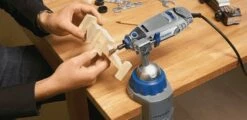 Dremel Multi-Vise Multi-Vise | 3 In 1 | Bankschroef, Klem En Gereedschapshouder [2.615.250.0JA] -METABO Winkel Dremel Multi Vise 2.615.250.0JA ext 2
